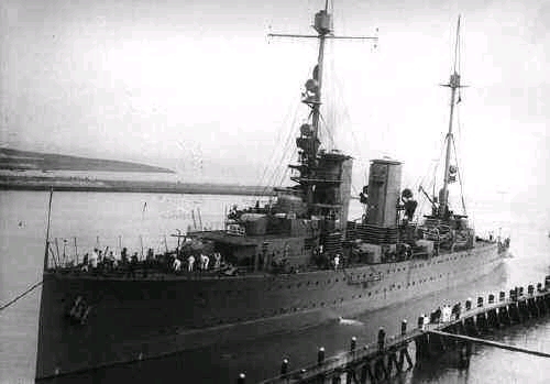 顺带一提本舰原型为卡尔斯鲁厄级巡洋舰 10门150mm主炮 最大速度31节