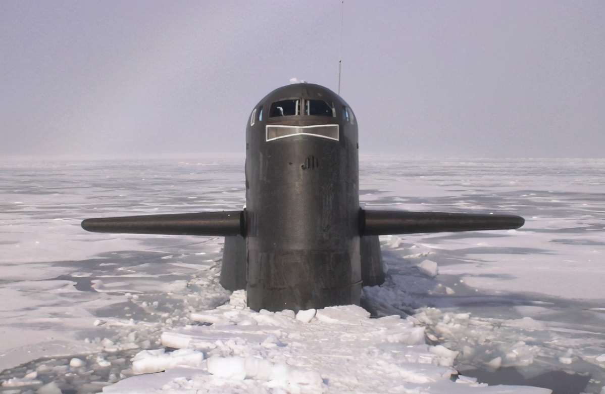 俄罗斯3艘核潜艇撞破1.5米冰层出水,技术实力有多雄厚