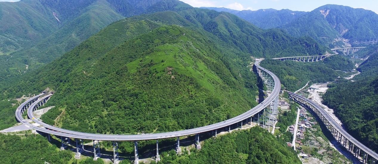 图为雅西高速螺旋隧道