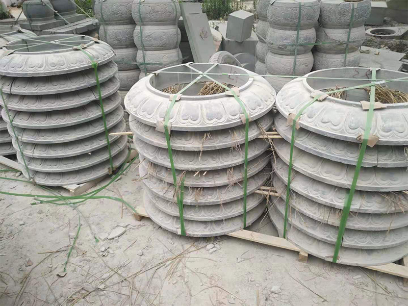 原来古代建筑的柱子都是木材的,石材柱墩起到防潮和稳定柱子的作用