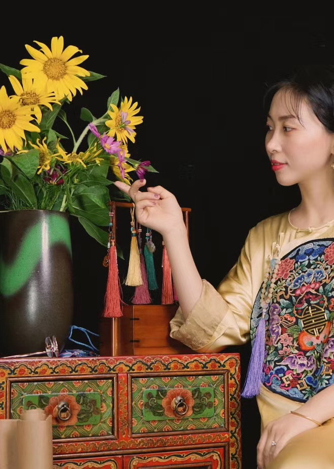 图为装堂花手工刺绣传承人大梦梦