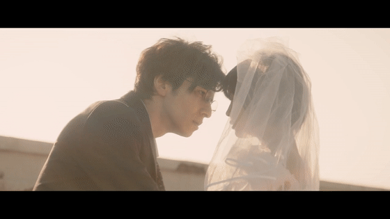 gif 伊藤依旧没有告诉响自己的真心,在她哭泣,难过的时候,藤冈陪在她