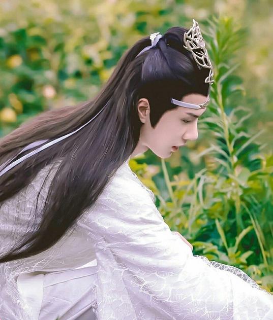 2019最火古装男神肖战王一博圈粉无数而他堪称女生想睡no1