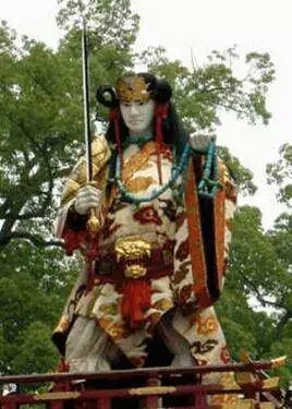 这只大蛇在创世时代被天照大神的兄弟须佐之男斩杀,并留下了草剃剑为
