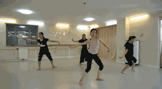 才能顺利的完成吸腿转动作 已经完成了对《破竹》的学习 本支舞蹈正式