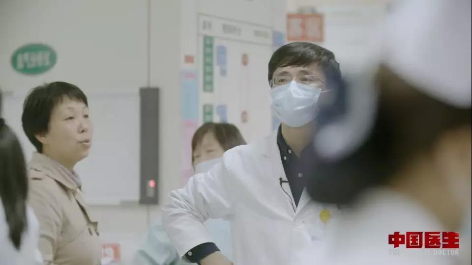 在家属的坚持下无奈执行肺部有创插管 图片来源《中国医生》