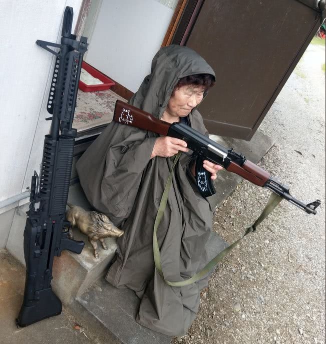 绝地求生红到日本,这个老太太走火入魔天天舞刀弄枪