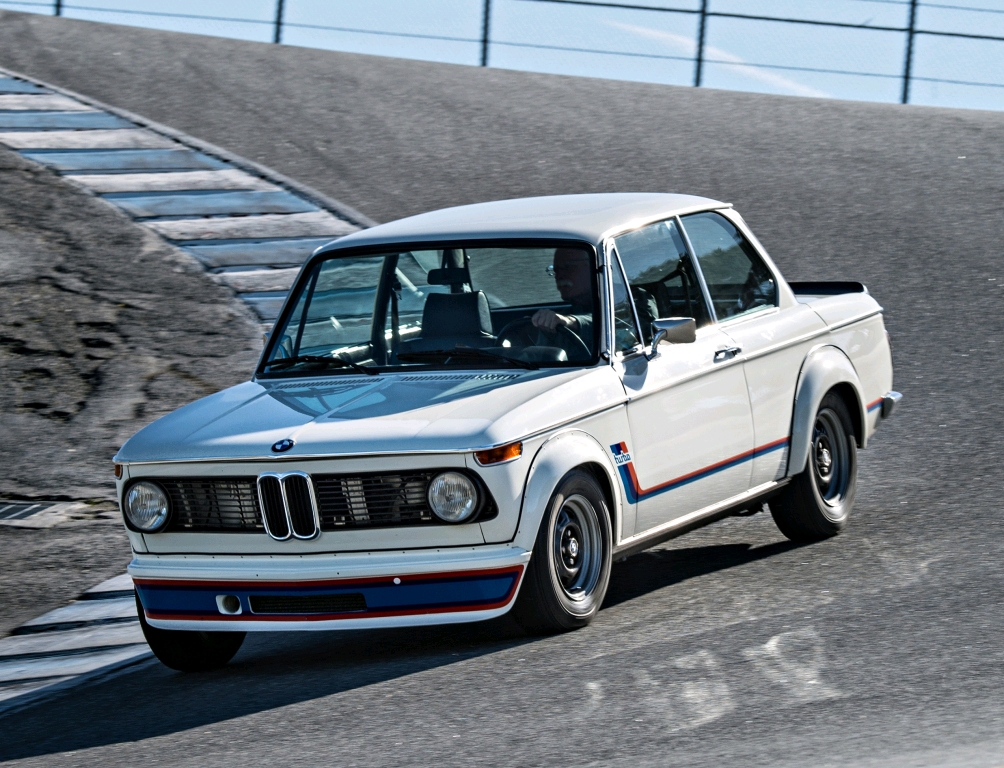 alan jones驾驶bmw 2002 turbo拉着唐可可去格拉茨的草场欣赏经典bmw