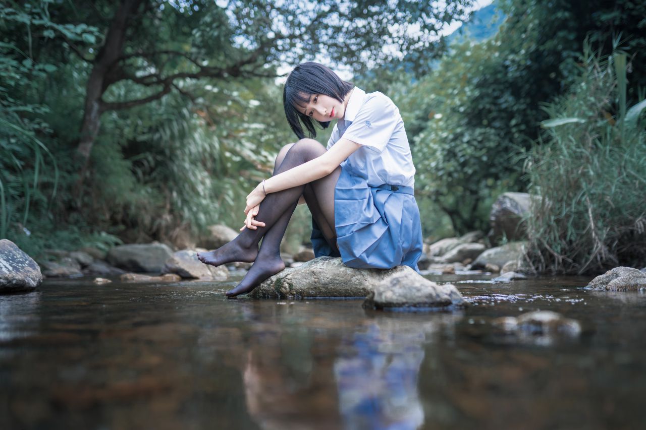 美女秀jk野外制服常在河边走哪有不湿脚呀