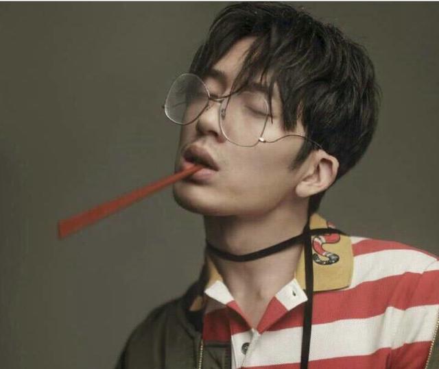 戴眼镜的男明星谁最帅?沉迷于张艺兴马天宇王源鹿晗的