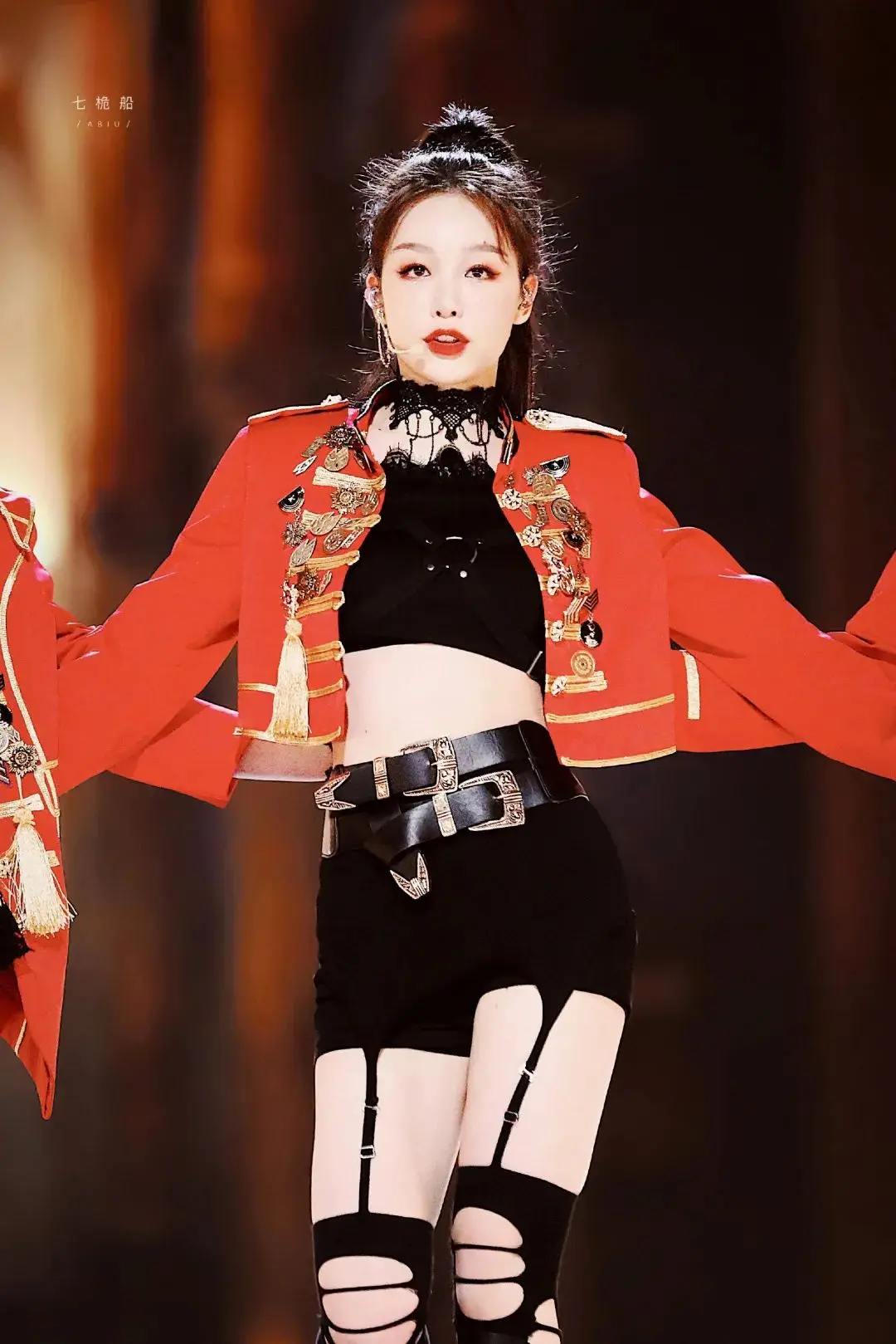 台上的小彩虹,酷飒甜美;而台下的她可爱又元气,在各种迷人魅力间无缝