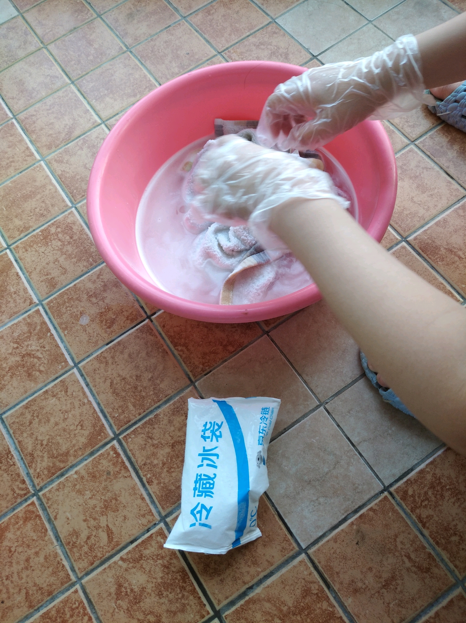 今天拿过氧碳酸钠洗衣服.
