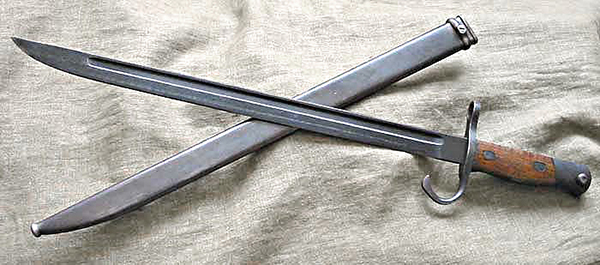 30式铳剑 明治30年(1887年)日军开始列装30式步枪,和其配套的刺刀被