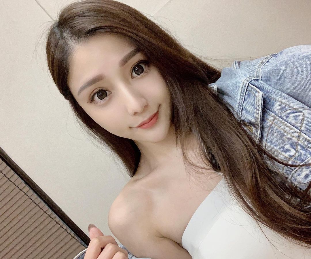 小鹿乱撞!正妹雾眉师「罗依璇demi」斑比山丘辣秀美腿,好想被她喂食!