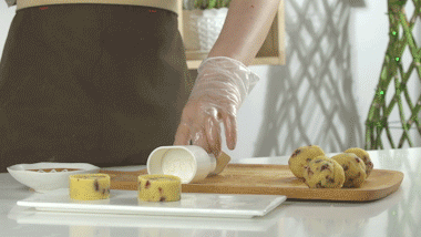 12,绿豆糕模具里抹一点食用油防沾,将绿豆泥放入模具里压成型即可.