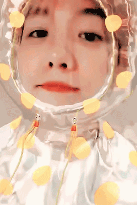 里面边伯贤还在忘我地唱着