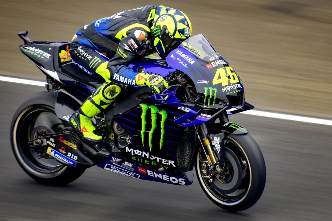 "猴王"继续征战motogp2021年赛季,雅马哈厂车及赛车服欣赏46号罗西