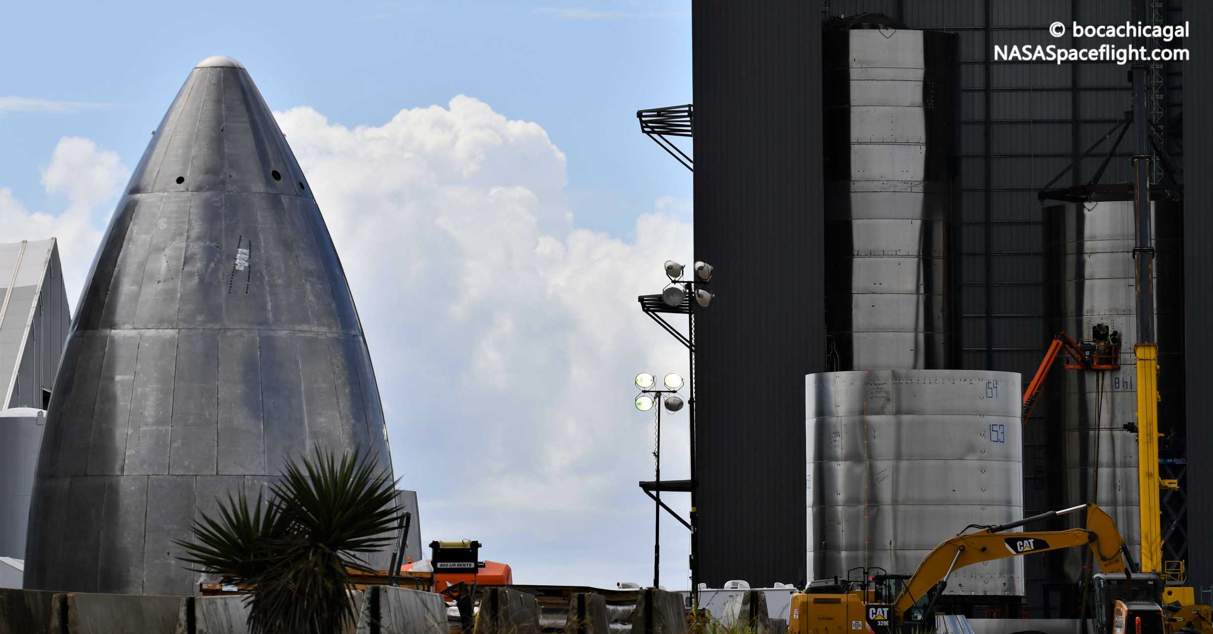 starship sn5和sn6同时在spacex的新垂直组装大楼(vab)中组装.
