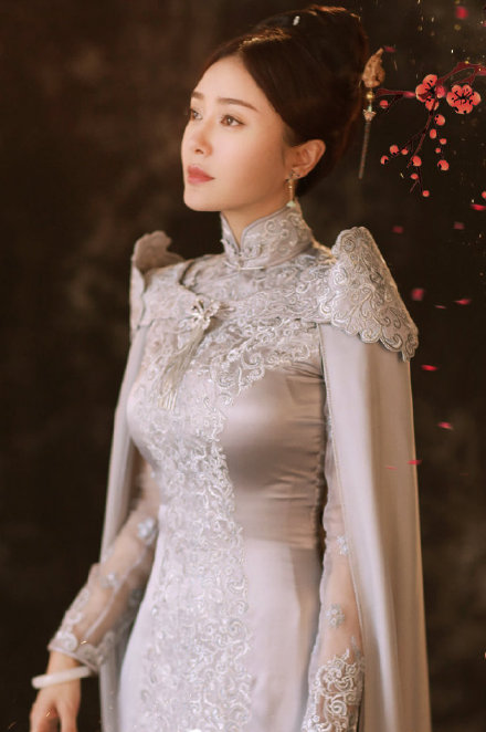 袁冰妍:旗袍的设计没有那么严肃,配上温润的和田玉,如低调的大家闺秀.