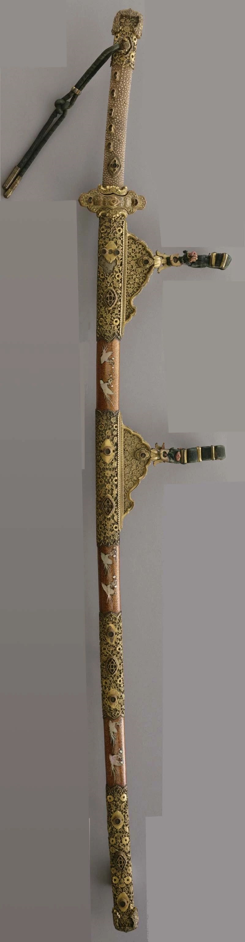 性的"饰剑,又称为"饰太刀,刀装基本上传承自金银钿装唐大刀的样式