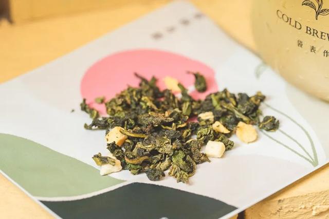 夏天的冷泡茶,开在杯中的花