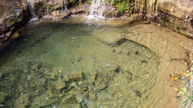 在雨季,附近的山泉水流如注,而这个泉眼却涌水不见;而当雷声隆隆时