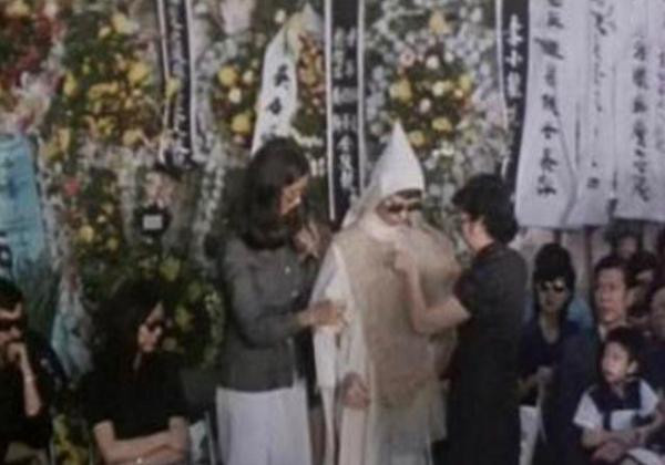 李小龙妻子琳达为丈夫披麻戴孝.