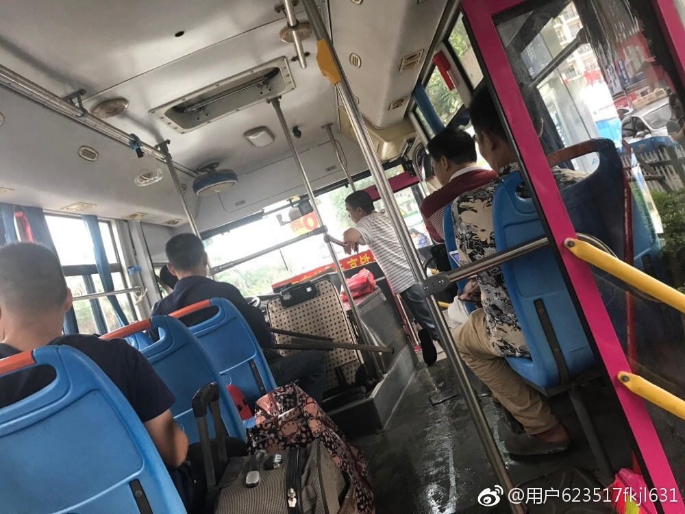 六路车车内照片,该车为东风前置发动机客车,是6路的主要车型.