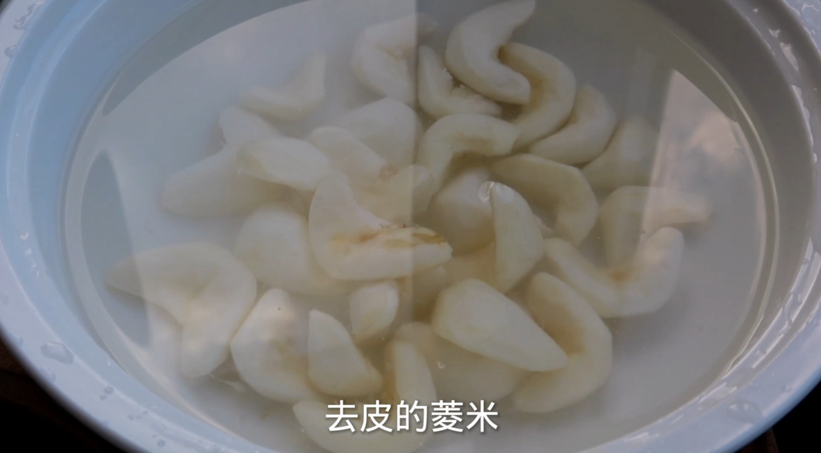 豆腐无比鲜香爽滑,菱米清新脆嫩加上蟹黄的美味,大