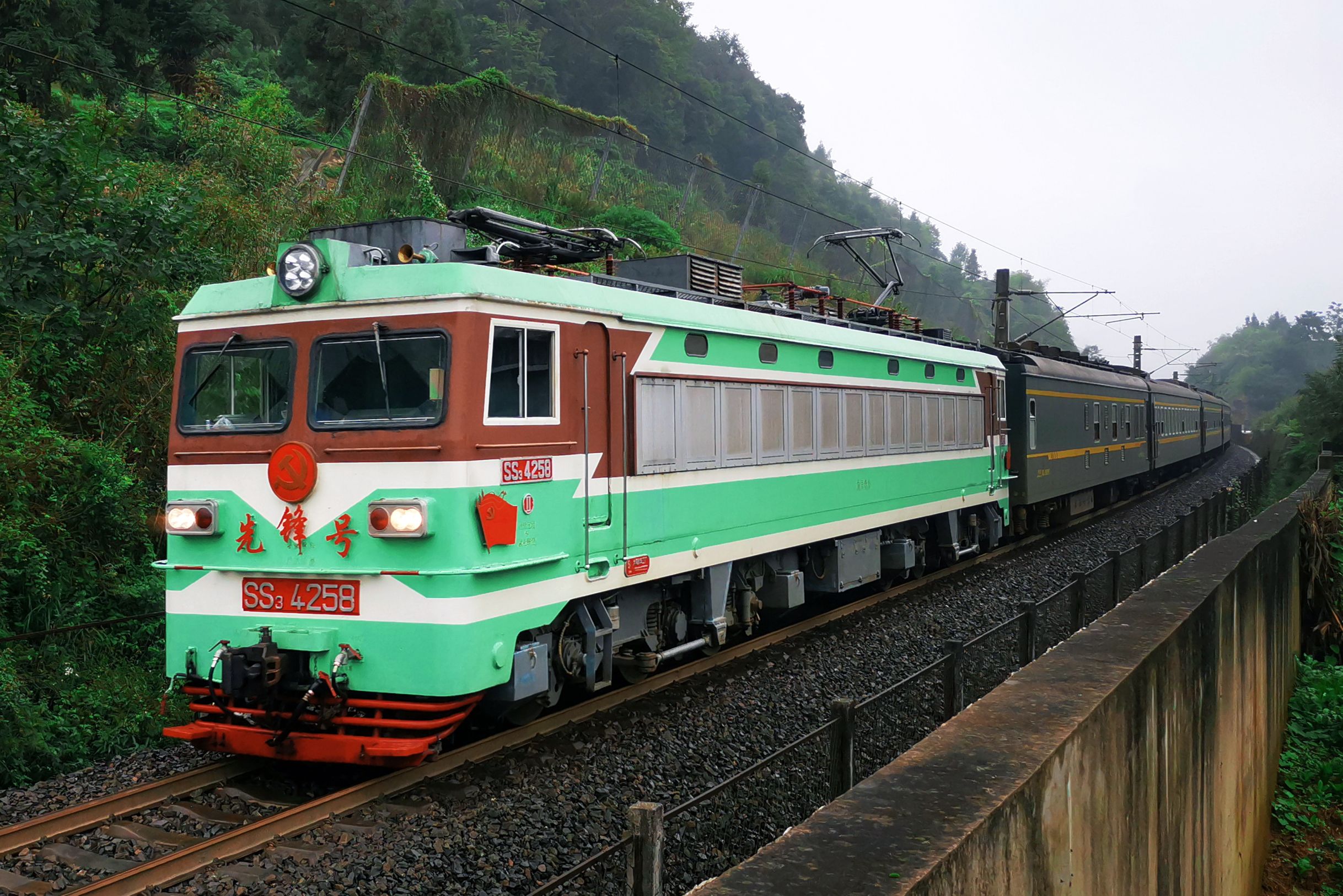 2020年,ss3 4258先锋号机车牵引国庆临客k9384次列车运行在黔桂线上.