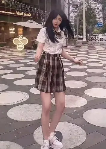 呆妹儿自曝遭遇社死现场，拍视频意外摔倒，jk裙下却是纸尿裤？