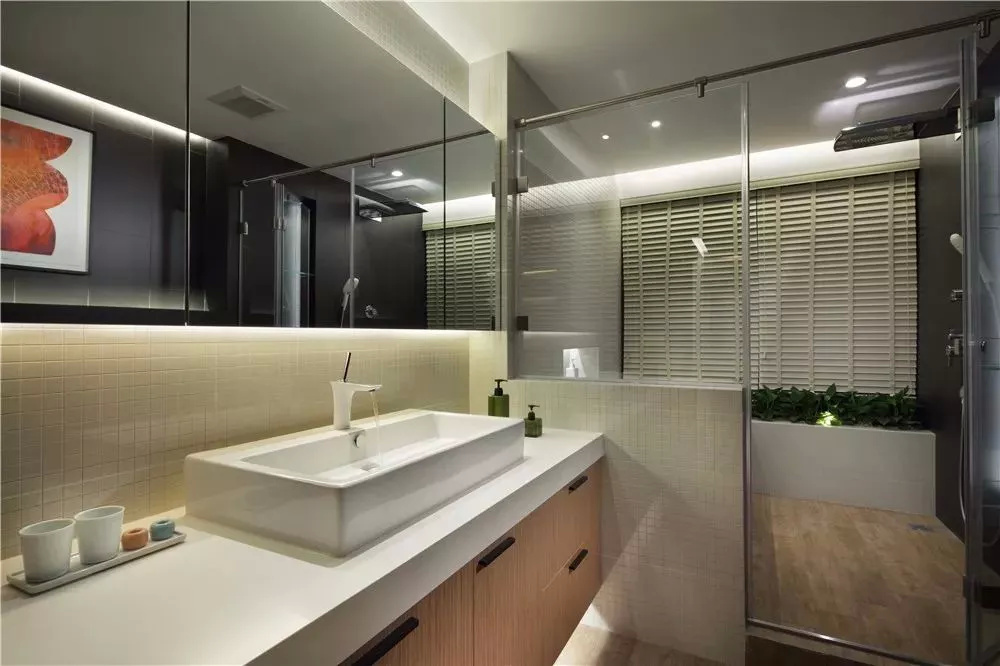 干湿分离的卫生间,还是用玻璃隔断才够大气「室内家居