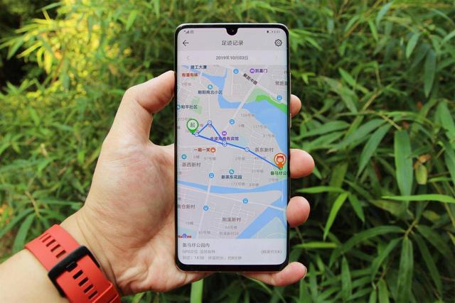 戴在手腕上的安全定位智能手机华为儿童手表真人实测