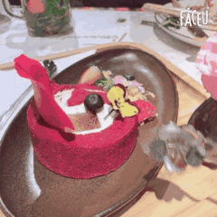 红丝绒还算绵密,奶油里藏着几块透明的玫瑰软糖,玫瑰味和红丝绒蛋糕