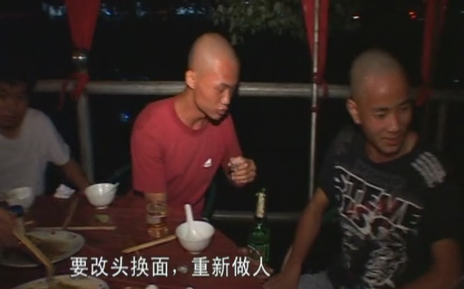 穿黑衣服的是钟生明