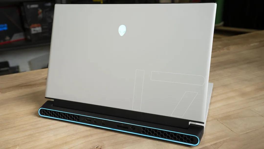 i7-10750h和core i9-10980hk两个选择,配备ddr4-2666内存,容量有16gb