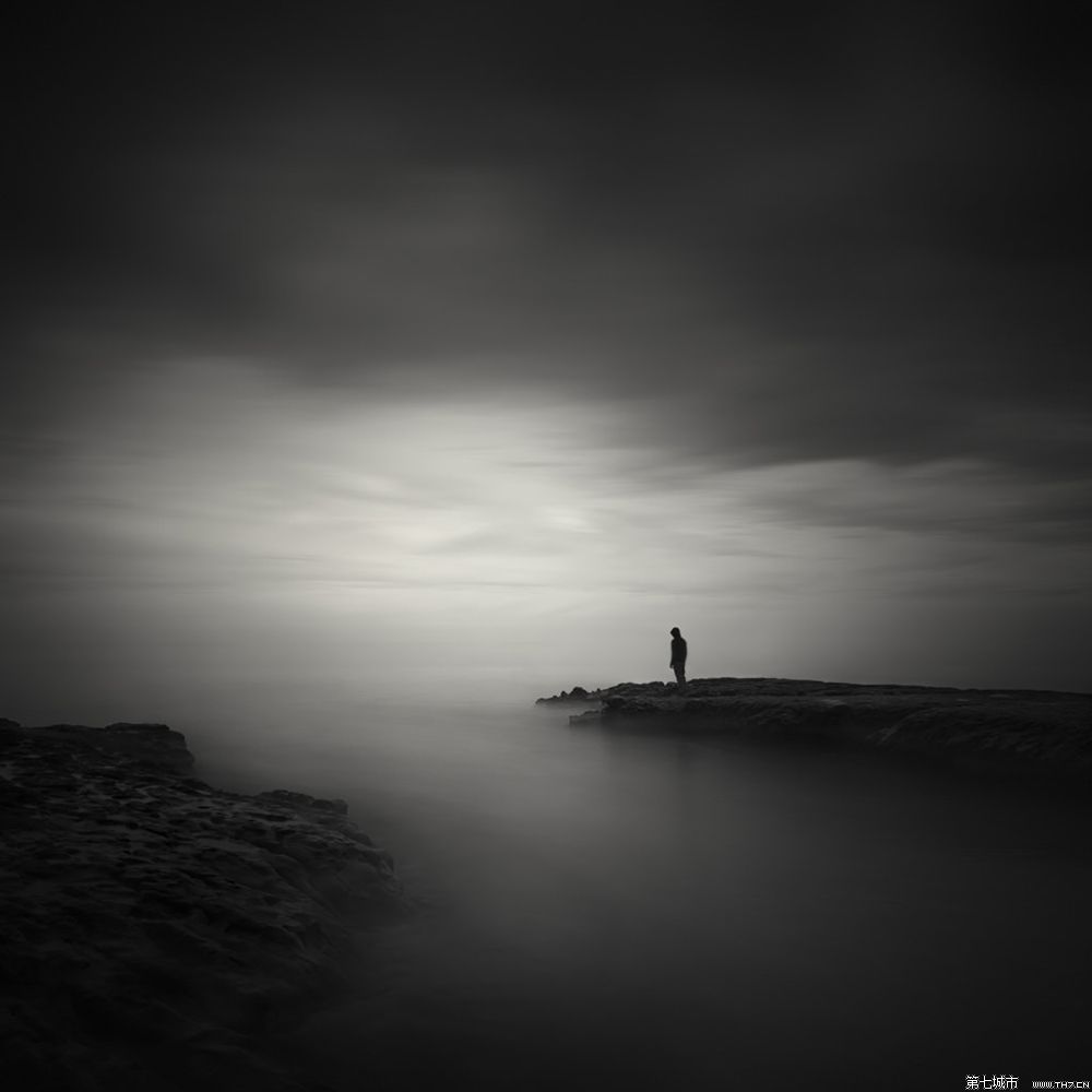 孤独是一望无际的大海,我们都在孤寂的黑暗中漂流.