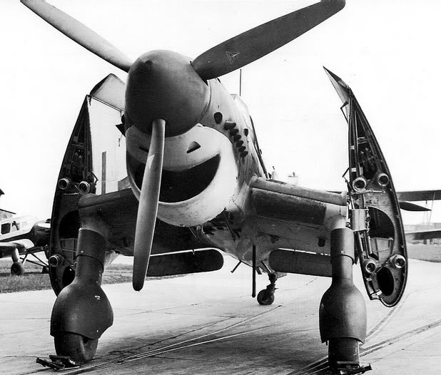 ju87c型舰载俯冲轰炸机,可翻折的机翼是其最明显的特征
