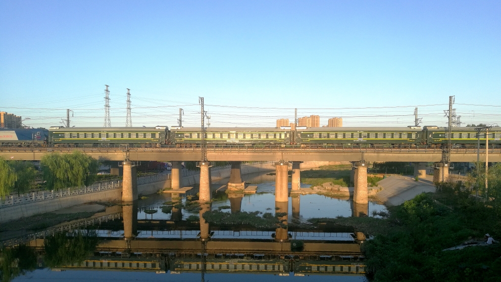 黄昏拍车泮河桥,夕阳笼罩闲逍遥