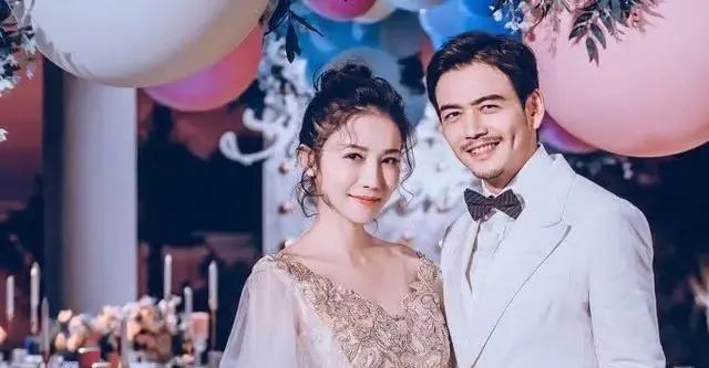 "小包总"杨烁深夜和长腿美女泡温泉