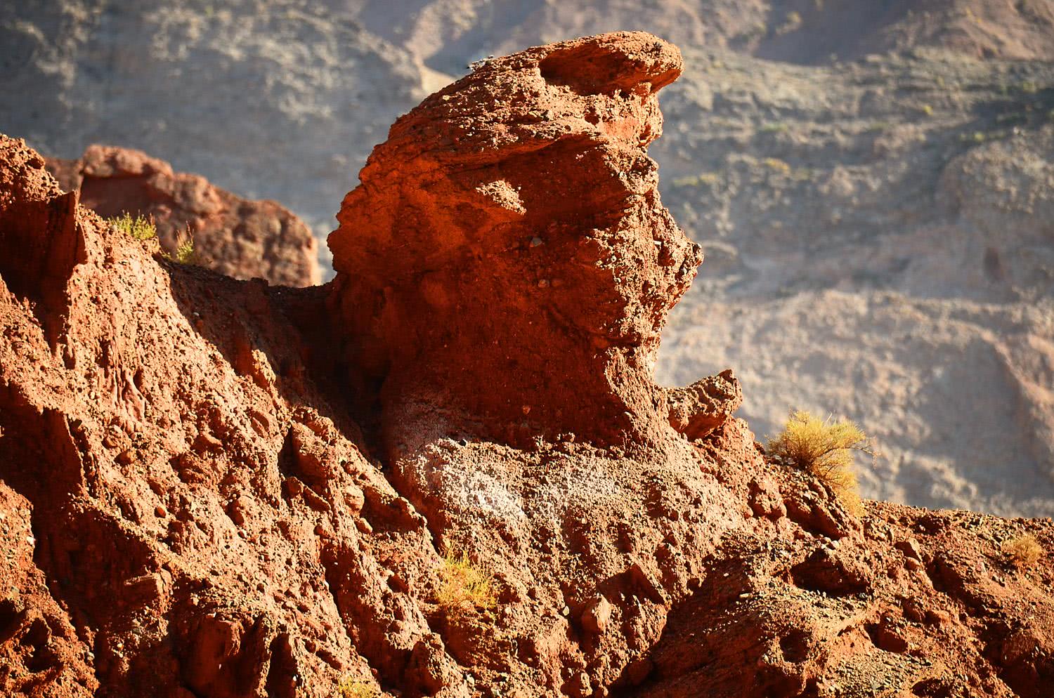 红色山崖,怪石嶙峋,库车神秘大峡谷