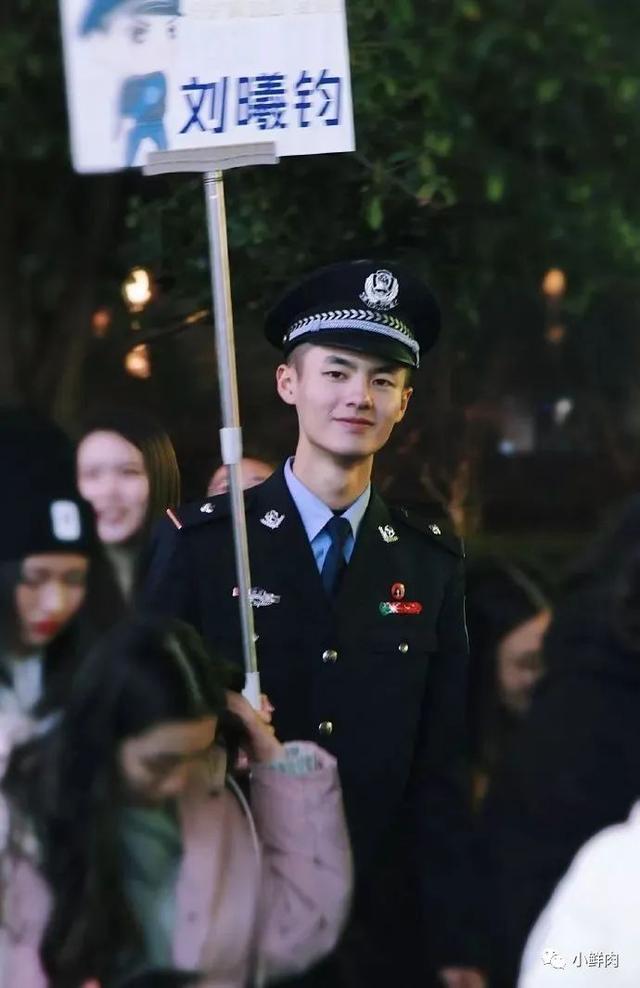今天要介绍湖南这位特警民间小哥哥刘曦钧,不仅一直恪守在维护社会