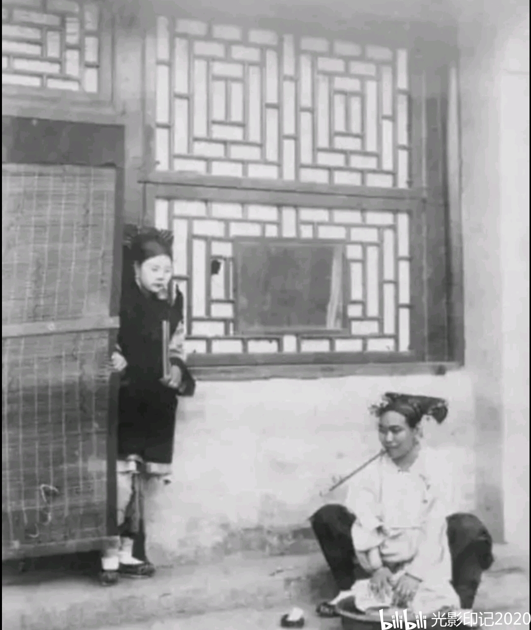 清末老照片,骑驴的贵妇,年幼的小妾,老宫女荡着秋千气