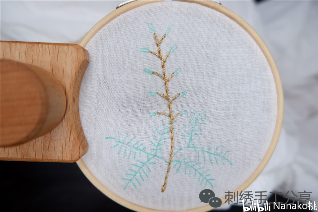 还是选择深浅奶茶色双色棉线2股,使用轮廓绣针法勾勒刺绣含羞草的花柄
