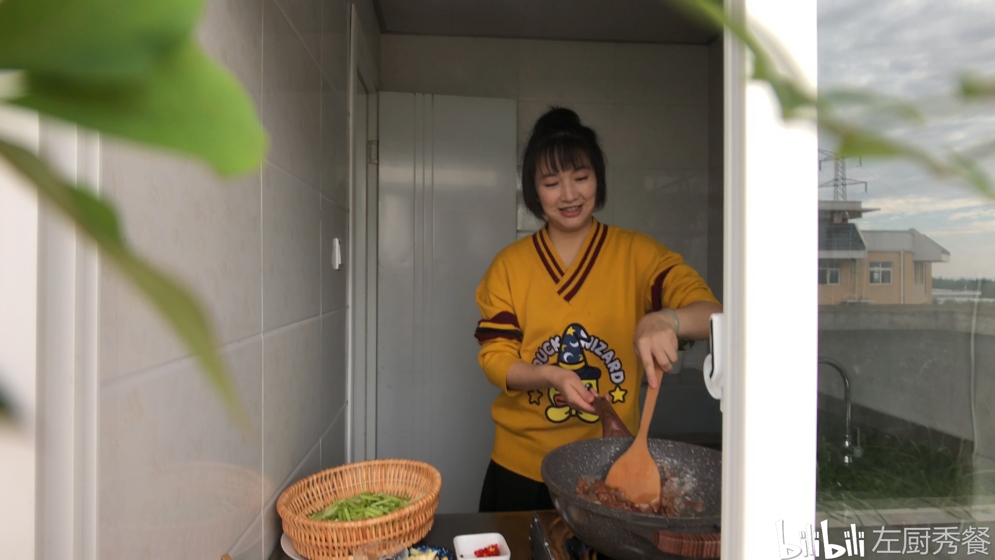 生活 美食 看四川妹子如何巧手烹饪地道川味家常菜芹菜牛肉,仅10分钟