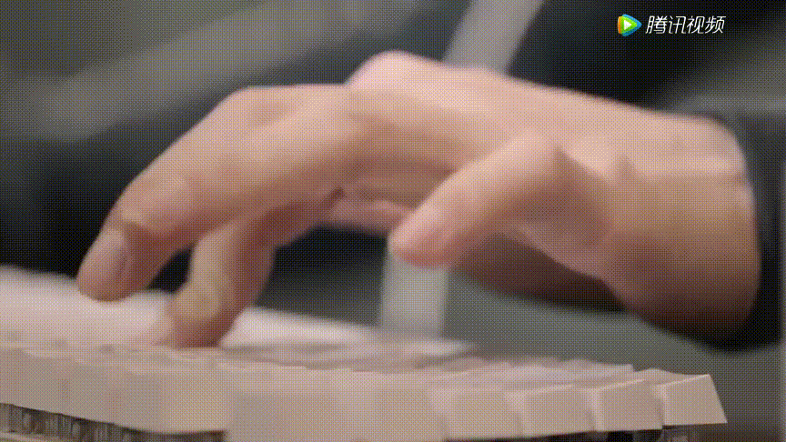 6,在蓝雨训练营,喻文州打败的是魏琛,魏琛是当时蓝雨的队长,后来因为