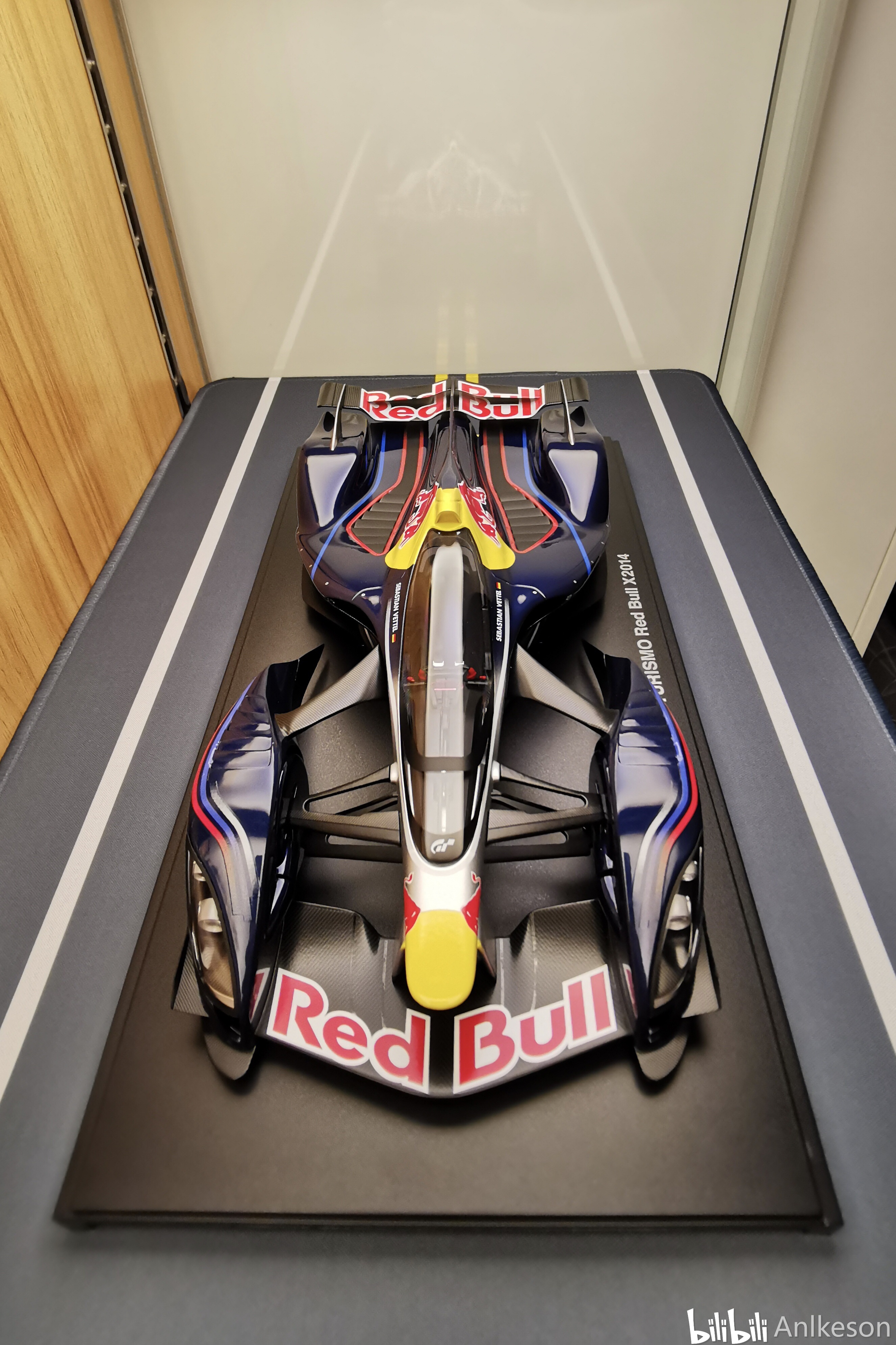 该模型由autoart出品,比例1:18,与红牛f1赛车一样的经典配色～在灯光