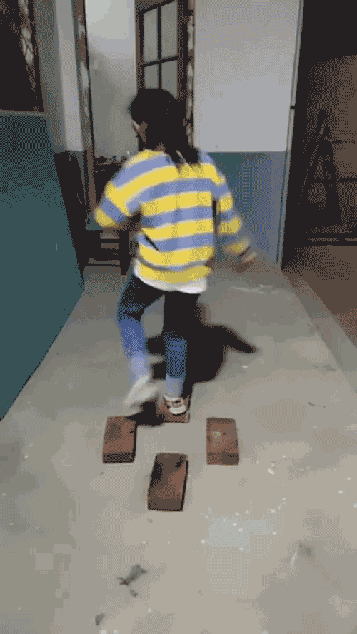 搞笑gif「02」:两位美女,公共场合这样不合适吧