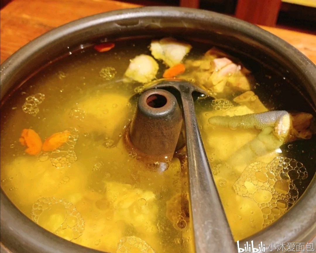 汽锅鸡:鸡汤特别鲜美