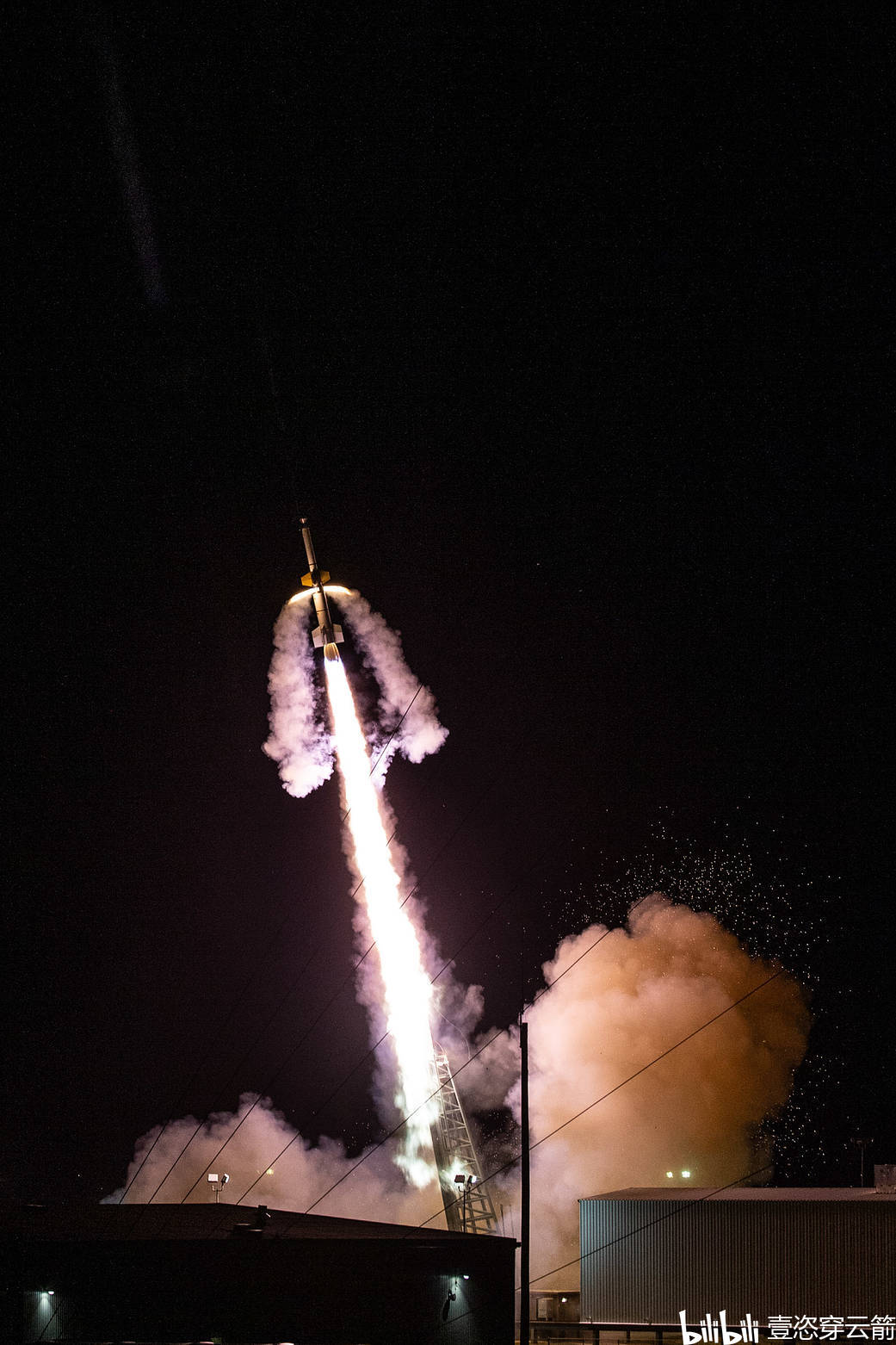 nasa发射黑色布兰特12火箭,在大西洋上空释放钡蒸汽,人造极光